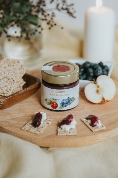 Apfel-Blaubeeren Chutney auf Sesam-Cracker Apfel-Blaubeeren Chutney auf Sesam-Cracker