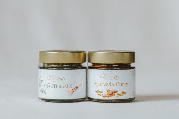 Feinste Gewürzmischungen, Ayurveda Art Unsere fein abgestimmten Ayurveda-Gewürzmischungen. Natürlich handverarbeitet.