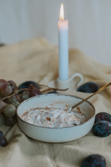 Quark & Joghurt mit Chutney und/oder Chai-Sirup Quark & Joghurt mit Chutney und/oder Chai-Sirup