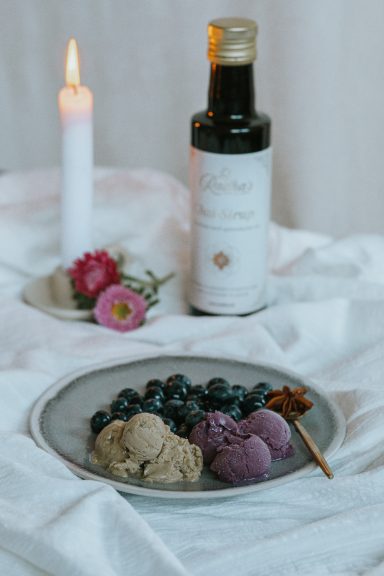 Chai-Sirup über Eis Chai-Sirup über Eis